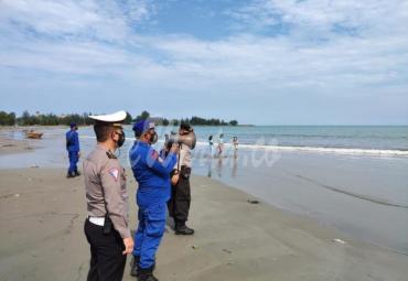 Polairud Siaga Pantai, Awasi Kepatuhan Prokes dan Larang Pengunjung Berenang