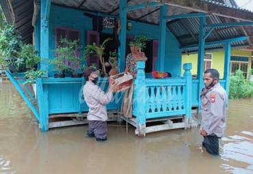 Polres Mukomuko Bagikan Bahan Pokok untuk Warga Terdampak Banjir