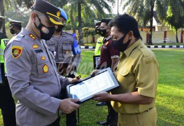 Ungkap Pelaku Tabrak Lari, Warga SelopurovTerima Piagam Penghargaan dari Polres Blitar