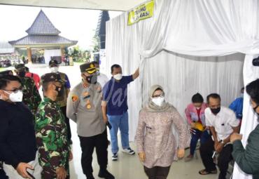 HUT Bhayangkara ke - 75, TNI-Polri Kabupaten Blitar Gelar Serbuan Vaksinasi 1.500 Orang
