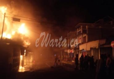 Belasan Ruko di Muara Aman Hangus Terbakar