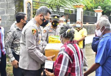 Kapolres Blitar Berikan Bantuan Kakek Korban Penjambretan