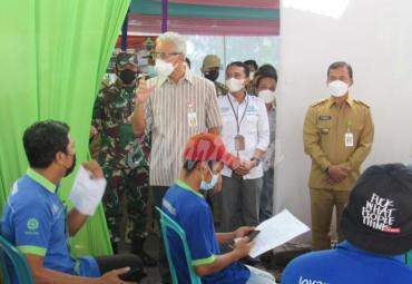 Gubernur Jateng, Ganjar Pranomo, saat memantau jalannya vaksinasi di PT Lohjinawi Batang, Selasa 29/06/2021