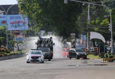 Polda Bengkulu Gelar Penyemprotan Disinfektan Tiga Jalur Utama Kota Bengkulu