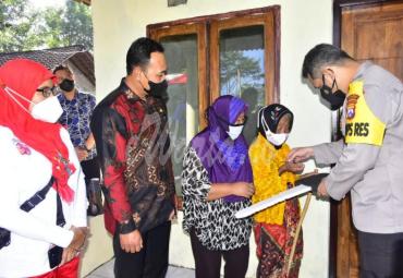 Kapolres Blitar Serahkan Kunci Bedah Rumah Nenek Tukinem