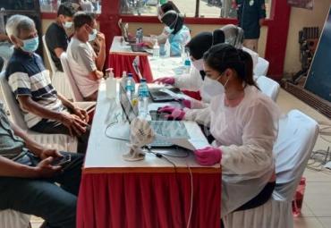 Bhayangkari Ikut Turun Tangan di Gerai Vaksinasi Polres Blitar