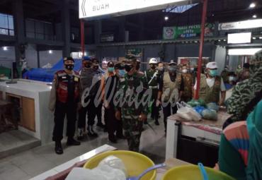 Kodim 0808/Blitar Melaksanakan Operasi  Yustisi Gakplin Protkes Secara Gabungan Di Pasar Kanigoro Kab.Blitar