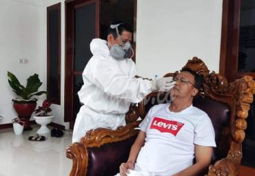 Gubernur Bengkulu Rohidin Mersyah saat menjalani swab  